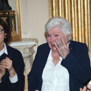 Rachida Dati (Ministre de la Culture), Line Renaud qui pleure sous l’émotion et Muriel Robin - Line Renaud fait don de ses archives aux Archives Nationales au Ministère de la Culture, Paris le 12 Mai 2025. L’ex-meneuse de revue qui fêtera ses 97 ans le 2 juillet prochain a remis à la ministre de la Culture R. Dati, la lettre par laquelle elle fait don de ses archives (correspondances, papiers et documents personnels et professionnels) à l’État. Un moment fort en émotions qu’elle a partagé avec ses «enfants de cœur». © Bertrand Rindoff / Bestimage