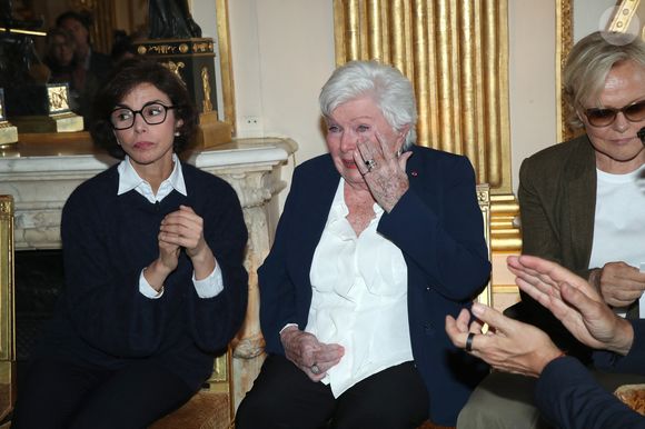 Rachida Dati (Ministre de la Culture), Line Renaud qui pleure sous l’émotion et Muriel Robin - Line Renaud fait don de ses archives aux Archives Nationales au Ministère de la Culture, Paris le 12 Mai 2025. L’ex-meneuse de revue qui fêtera ses 97 ans le 2 juillet prochain a remis à la ministre de la Culture R. Dati, la lettre par laquelle elle fait don de ses archives (correspondances, papiers et documents personnels et professionnels) à l’État. Un moment fort en émotions qu’elle a partagé avec ses «enfants de cœur». © Bertrand Rindoff / Bestimage