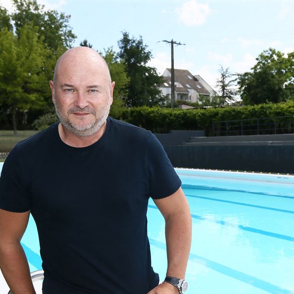 L'animateur radio de NRJ, Sébastien Cauet retourne à Marle (Aisne), sa ville natale, et inaugure la piscine municipale qui porte son nom le 11 juin 2022.
© Claude Dubourg/Bestimage