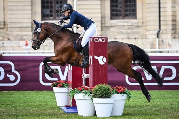 Exclusif - L'actrice Constance Gay en selle sur Napango du Chatenet pendant le Jumping "Chantilly Classic" à Chantilly, France, le 13 juillet 2023. © Matthieu Mirville/Bestimage