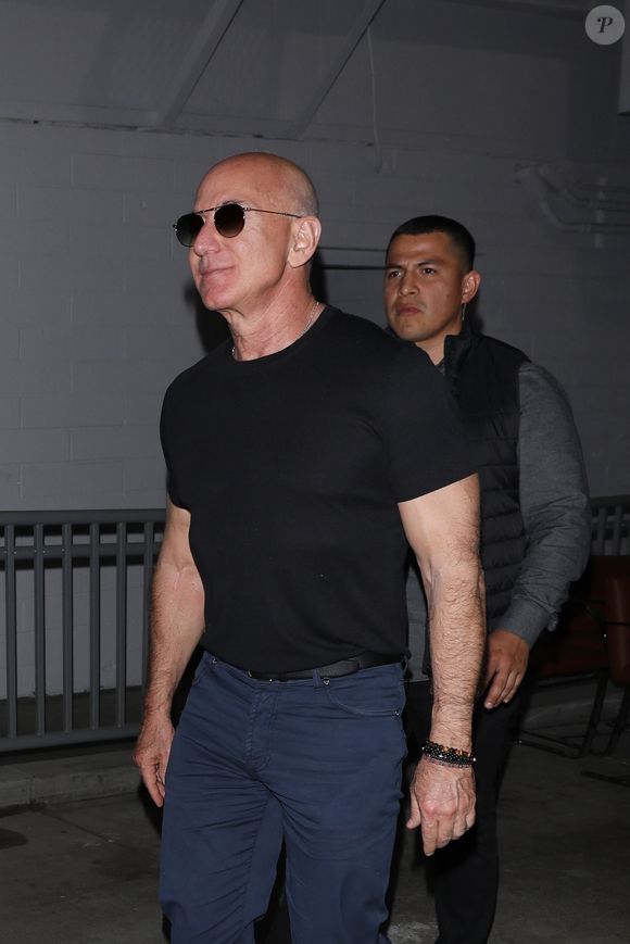 EXCLUSIF Beverly Hills, CA - Jeff Bezos et Lauren Sánchez sont tout sourire alors qu'ils quittent le restaurant italien Marea après avoir dîné à Beverly Hills. À un moment donné, on peut clairement voir le genou de Lauren qui commence à montrer son âge. Jeff porte un jean bleu, une chemise noire et des chaussures de ville noires, tandis que Lauren est restée très professionnelle avec une veste de blazer noire.



Sur la photo : Jeff Bezos, Lauren Sánchez



BACKGRID USA 28 FÉVRIER 2025



BYLINE MUST READ : Le rideau d'Hollywood / BACKGRID



USA : +1 310 798 9111 / usasales@backgrid.com



ROYAUME-UNI : +44 208 344 2007 / uksales@backgrid.com



Clients britanniques - Images contenant des enfants

Le visage doit être pixellisé avant publication