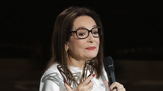 "Mon médecin me le déconseille" : rattrapée par son état à 91 ans, Nana Mouskouri contrainte d'annuler un grand rendez-vous