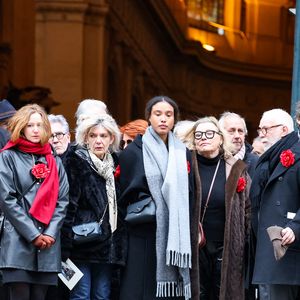 Thomas Stern, Jean-Luc Reichmann et les proches de C.Laborde - Sortie des obsèques de Catherine Laborde en l’église Saint-Roch à Paris, le 6 février 2025. Décédée le 28 janvier 2025 à l'âge de 73 ans, l'ancienne présentatrice météo de TF1 (1988 - 2017) était atteinte de la maladie neurodégénérative à corps de Lewy. 
© Jacovides - Moreau / Bestimage