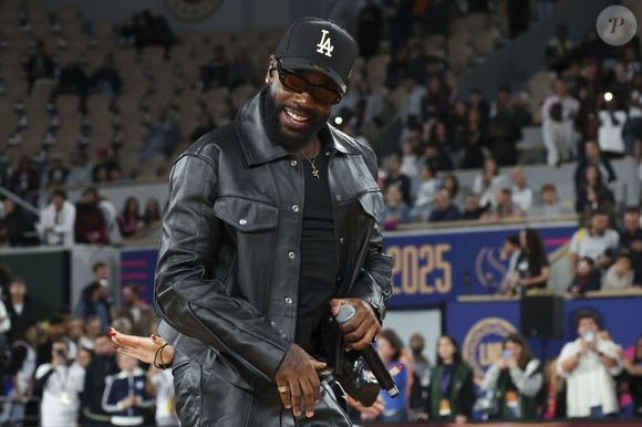 "Donc, j'applique mon arme secrète !". 

Tayc en showcase lors de la finale de Super Coupe LNB à Roland Garros, le 21 septembre 2025. © PsnewZ / Bestimage