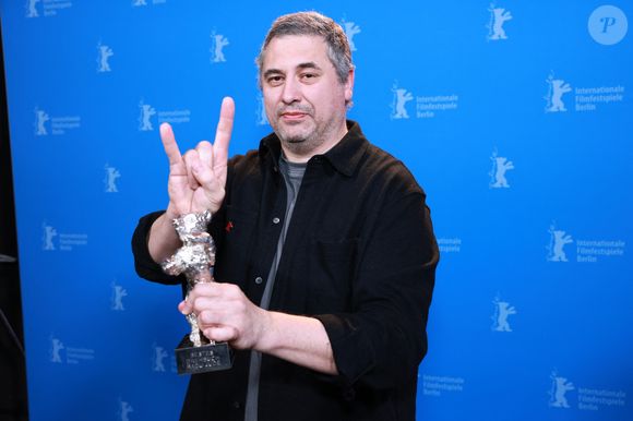 Radu Jude avec son prix lors de la clôture du Festival film de Berlin le 22 février 2025