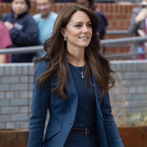Le magazine "Hello !" a indiqué mardi 11 février 2025 qu'il n'y aura, finalement, aucun changement de politique, dans la divulgation des détails sur les tenues de Kate Middleton. 

Catherine (Kate) Middleton, princesse de Galles, inaugure la nouvelle unité de chirurgie de jour pour enfants "Evelina" à l'hôpital Guy's et St Thomas de Londres, Royaume Uni, le 5 décembre 2023. Dana Press / Bestimage