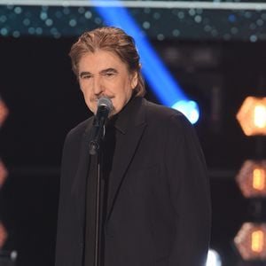 "Je suis celui qui fuit, je suis celui qui court et je suis celui qui va au devant”

Exclusif - Serge Lama - Enregistrement de l'émission "Bon anniversaire Line" à l'occasion des 90 ans de L.Renaud au Théâtre Bobino à Paris, qui sera diffusée le Mardi 3 juillet à 20h55 sur France 2. Le 25 juin 2018.
© Coadic Guirec / Bestimage