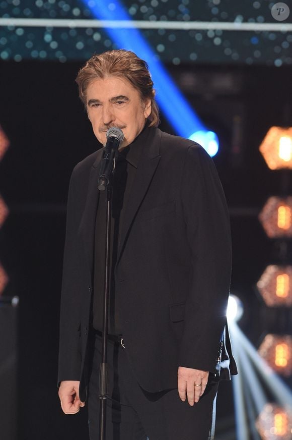 "Je suis celui qui fuit, je suis celui qui court et je suis celui qui va au devant”

Exclusif - Serge Lama - Enregistrement de l'émission "Bon anniversaire Line" à l'occasion des 90 ans de L.Renaud au Théâtre Bobino à Paris, qui sera diffusée le Mardi 3 juillet à 20h55 sur France 2. Le 25 juin 2018.
© Coadic Guirec / Bestimage