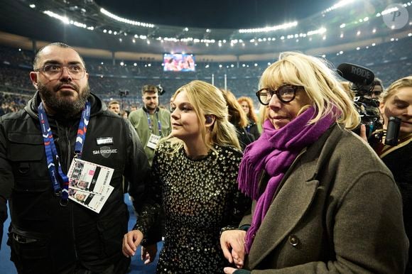 La chanteuse Louane (Louane Emera), représentante de la France au concours de l'Eurovision, interpréte pour la première fois son titre "maman", en hommage à sa mère décédée lorsqu'elle avait 17 ans, devant les 80 000 spectateurs, suspendue sur une plateforme, plusieurs mètres au-dessus de la pelouse et des musiciens, du Stade de France à la mi-temps du match du Tournoi des Six Nations opposant la France à l'Écosse, à Saint-Denis, Seine Saint-Denis, France, le 15 mars 2025. © Cyril Moreau/Bestimage