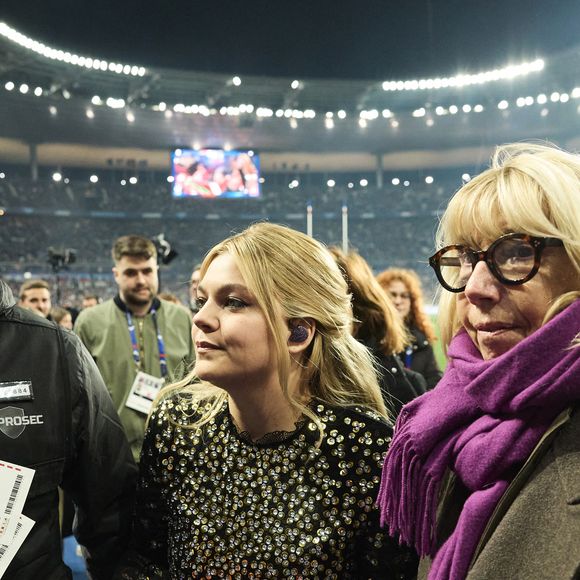 La chanteuse Louane (Louane Emera), représentante de la France au concours de l'Eurovision, interpréte pour la première fois son titre "maman", en hommage à sa mère décédée lorsqu'elle avait 17 ans, devant les 80 000 spectateurs, suspendue sur une plateforme, plusieurs mètres au-dessus de la pelouse et des musiciens, du Stade de France à la mi-temps du match du Tournoi des Six Nations opposant la France à l'Écosse, à Saint-Denis, Seine Saint-Denis, France, le 15 mars 2025. © Cyril Moreau/Bestimage
