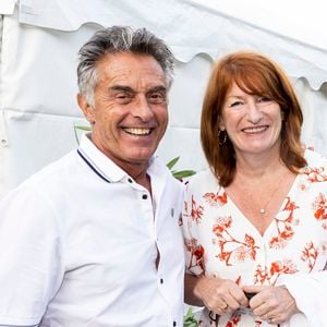 Gérard Holtz et sa femme, Muriel Mayette-Holtz  assistent au spectacle de Gad Elmaleh le premier jour de l'ouverture du Festival de Ramatuelle le 31 juillet 2021. La soirée s'est ensuite terminée par un dîner dans un restaurant de la plage Tahiti. © Cyril Bruneau/Festival de Ramatuelle/Bestimage