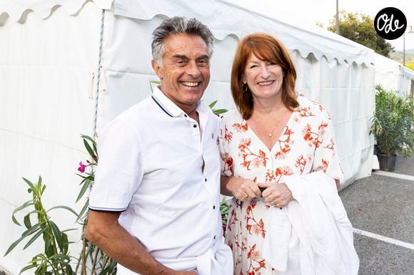 Gérard Holtz et sa femme, Muriel Mayette-Holtz  assistent au spectacle de Gad Elmaleh le premier jour de l'ouverture du Festival de Ramatuelle le 31 juillet 2021. La soirée s'est ensuite terminée par un dîner dans un restaurant de la plage Tahiti. © Cyril Bruneau/Festival de Ramatuelle/Bestimage