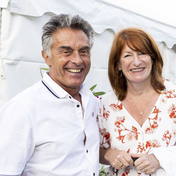 Gérard Holtz et sa femme, Muriel Mayette-Holtz  assistent au spectacle de Gad Elmaleh le premier jour de l'ouverture du Festival de Ramatuelle le 31 juillet 2021. La soirée s'est ensuite terminée par un dîner dans un restaurant de la plage Tahiti. © Cyril Bruneau/Festival de Ramatuelle/Bestimage