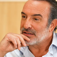 "C'est assez passionnant" : Jean Dujardin accaparé à Bordeaux par une autre carrière éloignée des plateaux de tournage