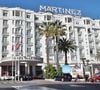 Selon "Les Échos", le Qatar a finalisé en 2013 le rachat de plusieurs établissements emblématiques de l’hôtellerie de luxe française, dont l’Hôtel Martinez à Cannes, ainsi que l’Hôtel du Louvre, le Concorde Lafayette à Paris et le Palais de la Méditerranée à Nice. 

Hôtel Martinez à Cannes. © Florian Pépellin