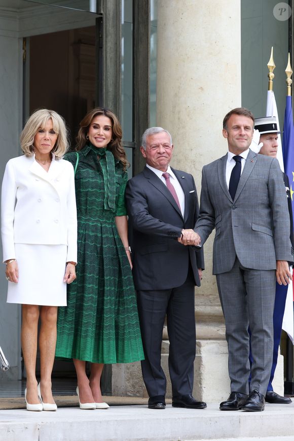 Le Président de la République française, Emmanuel Macron et la première dame Brigitte Macron reçoivent le Roi Abdallah II de Jordanie et la Reine Rania, pour un déjeuner de travail au Palais de l’Elysée à Paris, le 24 juin 2024.  © Stéphane Lemouton / Bestimage