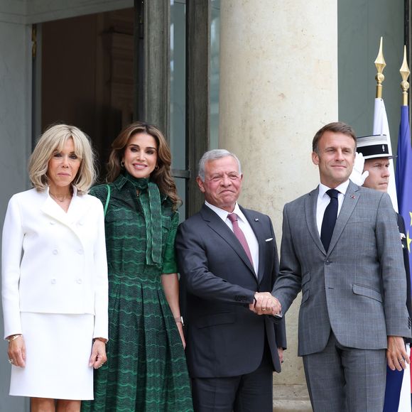 Le Président de la République française, Emmanuel Macron et la première dame Brigitte Macron reçoivent le Roi Abdallah II de Jordanie et la Reine Rania, pour un déjeuner de travail au Palais de l’Elysée à Paris, le 24 juin 2024.  © Stéphane Lemouton / Bestimage