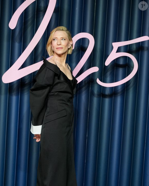 Cate Blanchett présente aux Fashion Awards 2025 présentés par Pandora au Royal Albert Hall le 1er décembre 2025 à Londres, Angleterre. © Lucia Sabatelli / Bestimage
