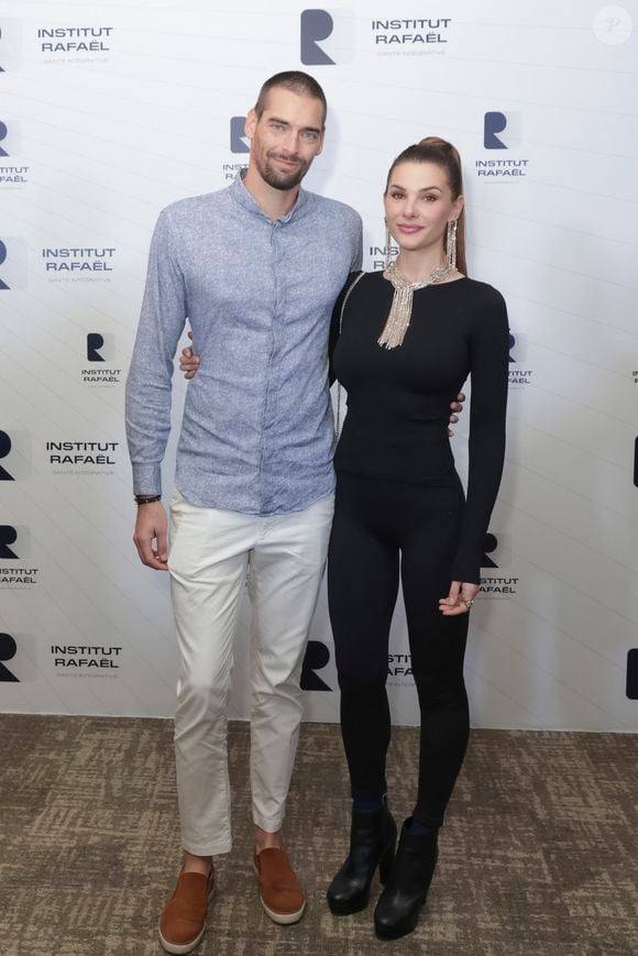 “Heureusement, on n’a rien eu, pas même une éraflure”, a‑t‑elle rassuré auprès de ses abonnés. 


Camille Lacourt et sa compagne Alice Detollenaere à Paris le 8 novembre 2022
Photo par Jack Tribeca / Bestimage