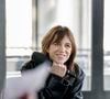 La chanteuse et actrice s'est confiée à plusieurs reprises sur son papa Serge Gainsbourg mais aussi sur sa maman Jane Birkin
Charlotte Gainsbourg dans "Les rencontres du Papotin", dans l'émission diffusée le samedi 5 avril 2025 sur France 2. © Léo Kekemenis - France Télévisions