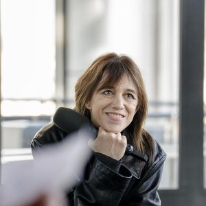 La chanteuse et actrice s'est confiée à plusieurs reprises sur son papa Serge Gainsbourg mais aussi sur sa maman Jane Birkin

Charlotte Gainsbourg dans "Les rencontres du Papotin", dans l'émission diffusée le samedi 5 avril 2025 sur France 2. © Léo Kekemenis - France Télévisions