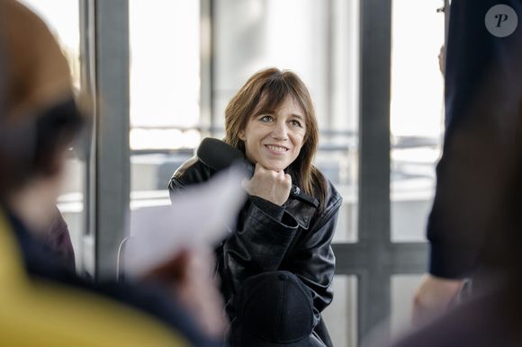 La chanteuse et actrice s'est confiée à plusieurs reprises sur son papa Serge Gainsbourg mais aussi sur sa maman Jane Birkin

Charlotte Gainsbourg dans "Les rencontres du Papotin", dans l'émission diffusée le samedi 5 avril 2025 sur France 2. © Léo Kekemenis - France Télévisions