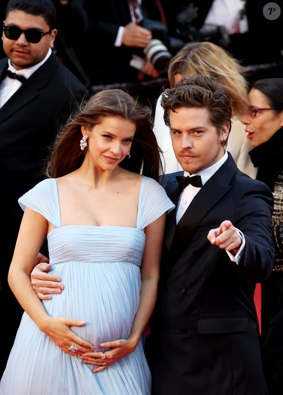 Barbara Palvin (enceinte) et son mari Dylan Sprouse - Montée des marches du film " Histoires parallèles " lors du 79ème Festival International du Film de Cannes, le 14 mai 2026. © Jacovides-Moreau / Bestimage