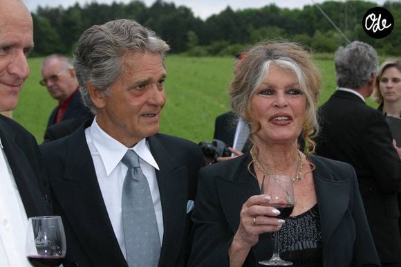Mariée religieusement à Bernard d'Ormale, elle ne lui a rien laissé

Brigitte Bardot et son mari Bernard d'Ormale, Vienne, le 25 mai 2002. Photo : Imago/ABACAPRESS.COMD