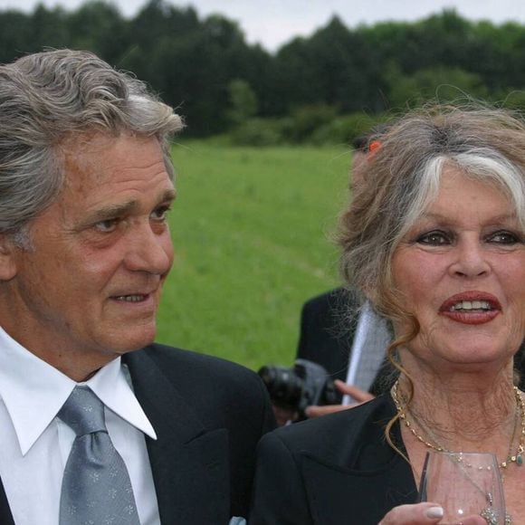 Mariée religieusement à Bernard d'Ormale, elle ne lui a rien laissé

Brigitte Bardot et son mari Bernard d'Ormale, Vienne, le 25 mai 2002. Photo : Imago/ABACAPRESS.COMD