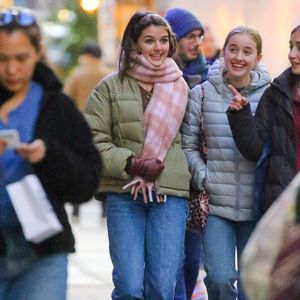 Suri Cruise, fille de Katie Holmes et Tom Cruise, était de bonne humeur alors qu'elle passait l'après-midi avec ses amis à New York City, USA, le 22 novembre 2022. Photo by Felipe Ramales/Splash News/ABACAPRESS.COM