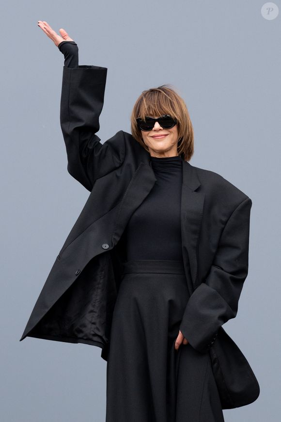"Elle est venue pour me dire qu'elle ne viendrait pas" s'amuse l'animateur de l'élection Miss France 2025. 

Sophie Marceau - Arrivées au défilé de mode féminine Balenciaga printemps-été 2025 lors de la Fashion Week de Paris (PFW), à Paris, France, le 30 septembre 2024. © Da Silva-Perusseau/Bestimage