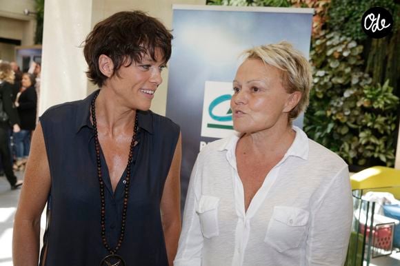 Muriel Robin et Anne Le Nen lors du 1er tournoi de baby-foot organisé par le Crédit Agricole au Village By CA, à Paris, en France, le 8 juin 2015. Photo de Jérôme Domine/ABACAPRESS.COM