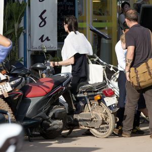 Exclusif - Angelina Jolie, sa fille Shiloh Jolie-Pitt et une amie à elle, se rendent dans une librairie à Siem Reap au Cambodge, le 12 novembre 2015. © Bestimage