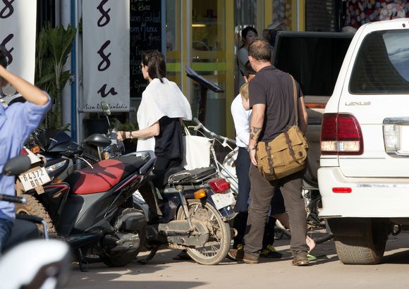 Exclusif - Angelina Jolie, sa fille Shiloh Jolie-Pitt et une amie à elle, se rendent dans une librairie à Siem Reap au Cambodge, le 12 novembre 2015. © Bestimage