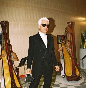 Karl Lagerfeld, le Bal de la Croix-Rouge 2001 à Monaco, plein pied. DOMINIQUE JACOVIDES / BESTIMAGE