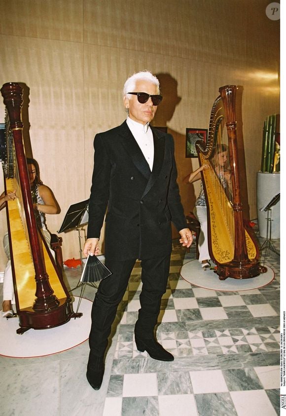 Karl Lagerfeld, le Bal de la Croix-Rouge 2001 à Monaco, plein pied. DOMINIQUE JACOVIDES / BESTIMAGE