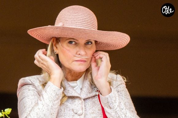 L’intervention, particulièrement risquée, s’est déroulée avec succès, a indiqué le Palais royal le mercredi 17 juin 2026.

La princesse Mette-Marit de Norvège aperçue sur le balcon du Palais royal lors des célébrations de la fête nationale à Oslo, en Norvège.

Backgrid USA / Bestimage