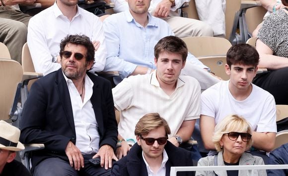 Patrick Bruel et ses fils Oscar et Léon dans les tribunes lors des Internationaux de France de Tennis de Roland Garros © Dominique Jacovides/Bestimage