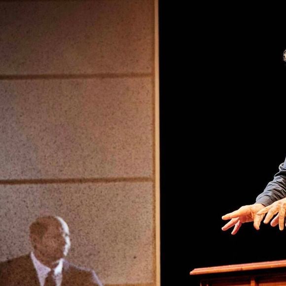 André Dussollier, seul en scène, livre une performance intense et émouvante.
André Dussollier dans "Sans Dessus-Dessous" au Théâtre des Bouffes Parisiens.