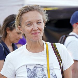 Maya Lauqué lors de la 'Grande marche citoyenne' contre les violences sexuelles devant ministère français de la Justice, place Vendôme, à Paris, France, le 4 juillet 2026. © Anne-Sophie Guebey/Bestimage