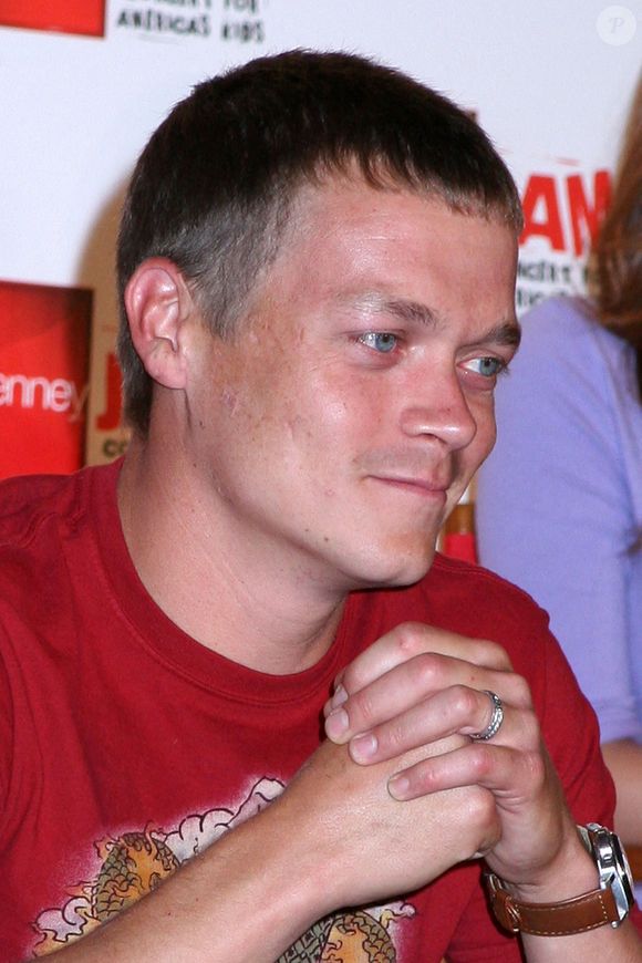 "Avec sa chère épouse Jennifer et sa famille à ses côtés, il est décédé paisiblement, entouré de ses proches, dans son sommeil après son courageux combat contre le cancer"

Brad Arnold, le chanteur et membre fondateur du groupe de rock 3 Doors Down, est mort à 47 ans Backgrid USA / Bestimage