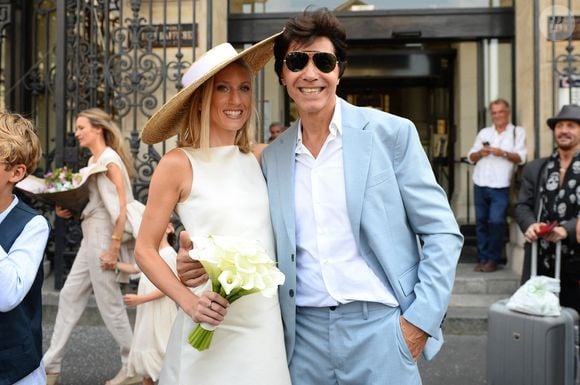 Les jeunes mariés, Jean-Luc Lahaye et sa femme Paola (Lahaye-Aubin) à la sortie de la mairie du 18ème arrondissement de Paris - J.L.Lahaye s'est marié en secondes noces avec sa compagne P.Aubin à la mairie du 18ème arrondissement de Paris, le 2 juillet 2025. © Agence / Bestimage