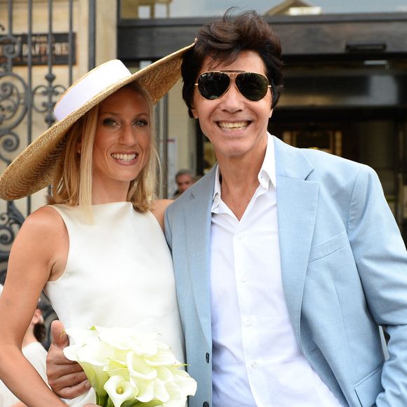 Les jeunes mariés, Jean-Luc Lahaye et sa femme Paola (Lahaye-Aubin) à la sortie de la mairie du 18ème arrondissement de Paris - J.L.Lahaye s'est marié en secondes noces avec sa compagne P.Aubin à la mairie du 18ème arrondissement de Paris, le 2 juillet 2025. © Agence / Bestimage
