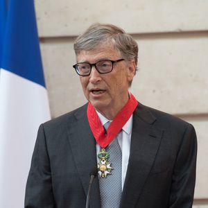 François Hollande, Président de la République Française, remet les insignes de Commandeur de la Légion d'Honneur à Bill Gates et sa femme Melinda à L'Elysée. Paris, le 21 avril 2017.
© Villard/Pool/Bestimage