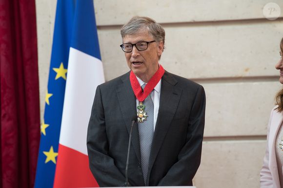François Hollande, Président de la République Française, remet les insignes de Commandeur de la Légion d'Honneur à Bill Gates et sa femme Melinda à L'Elysée. Paris, le 21 avril 2017.
© Villard/Pool/Bestimage