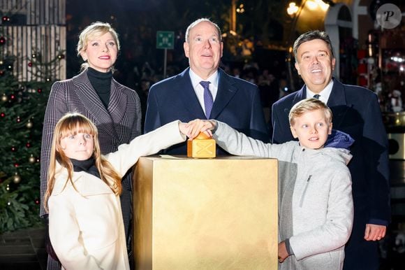Une relation fusionnelle qui n'est pas près de s'arrêter !
Le prince Albert II de Monaco et la princesse Charlène, avec leurs enfants, les jumeaux princiers, Jacques et Gabriella, ont donné le coup d'envoi des illuminations de la SBM, sur la Place du Casino de Monaco, le 30 novembre 2024. C'est sous le regard de leurs parents, du ministre d'Etat, Didier Guillaume, et de Stéphane Valeri, le président-délégué de la Société des Bains de Mer, que le prince héréditaire Jacques et sa soeur la princesse Gabriella, ont appuyé sur le buzzer déclenchant ainsi l'allumage des décors de la Place. Les boules à neige géantes sont installées sur la place avec un tout nouveau décor animé dédié aux "moments magiques de Noël". Calendrier de l’Avent, décoration du sapin, repas de fête, douce nuit de Noël ou encore la découverte des cadeaux sont mis en scène et en musique dans chacune des cinq boules disposées autour du sapin de 18mètres de haut. © Claudia Albuquerque/Bestimage
