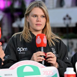 Camille Gottlieb, la fille de la princesse Stéphanie et de Jean Raymond Gottlieb, est au départ du 9ème E-Rallye de Monte-Carlo, en tant que co-pilote de son amie Margaux Grundstein au volant d'une volvo, sur la place du Casino à Monaco, le 15 octobre 2025. © Bruno Bebert / Bestimage