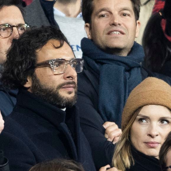 Maxim Nucci (Yodelice) et sa compagne Isabelle Ithurburu dans les tribunes lors du match de rugby du Tournoi des 6 Nations opposant la France à l'Angleterre au stade de France, à Saint-Denis, Seine Saint-Denis, France, le 19 mars 2022. © Cyril Moreau/Bestimage
