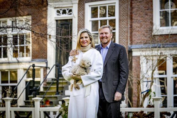 La reine Maxima, le roi Willem-Alexander et le chien Mambo lors de la séance photo d'automne de la famille royale néerlandaise au Béguinage d'Amsterdam, Pays-Bas, le 29 novembre 2024. © Dana Press/Bestimage
