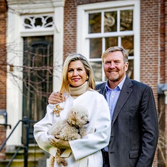 La reine Maxima, le roi Willem-Alexander et le chien Mambo lors de la séance photo d'automne de la famille royale néerlandaise au Béguinage d'Amsterdam, Pays-Bas, le 29 novembre 2024. © Dana Press/Bestimage